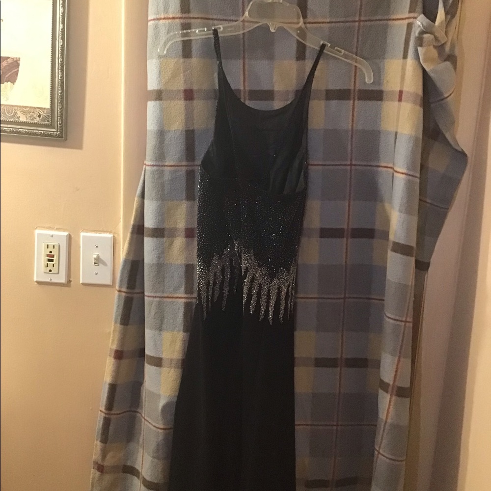 Formal dress - Picture 3 of 3